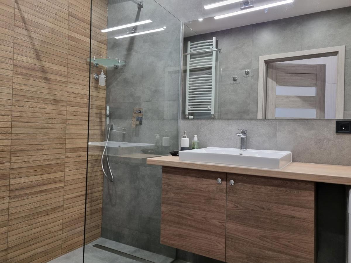 Q Apart Enter- Klimatyzowany 2 Pokojowy Apartament Przy Manufakturze Z Garazem Gratis, Fv Лодз Екстериор снимка